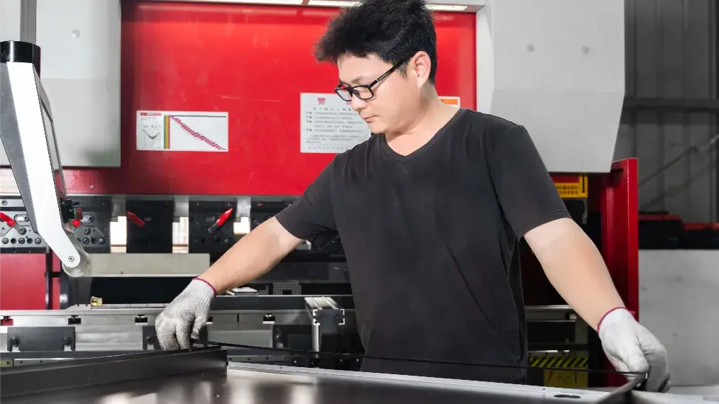 P05-1 S04 材料堆场 -工人用卡尺测量钢板厚度-3